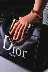 HOW MANY HANDBAGS DOES THE AVERAGE WOMAN OWN 8 how many designers handbags can you own