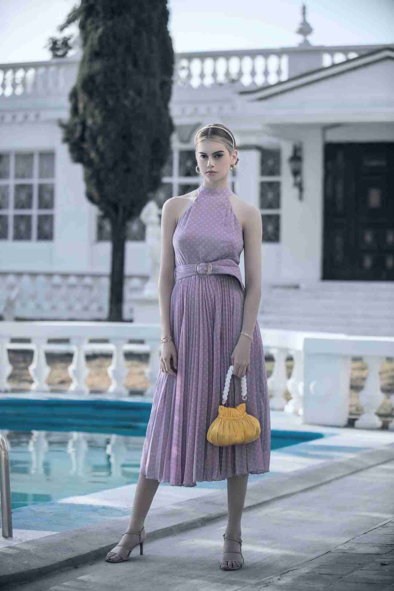 How To Carry A Purse With Short Handles The Right Way 