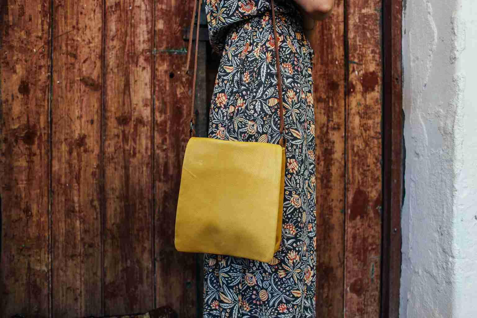 how-to-carry-a-purse-with-short-handles-the-right-way