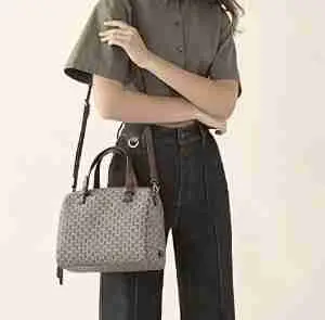 how to wear a woman satchel bag