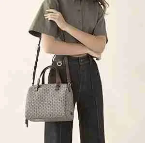 HOW TO WEAR A SATCHEL 4 how to wear a woman satchel bag