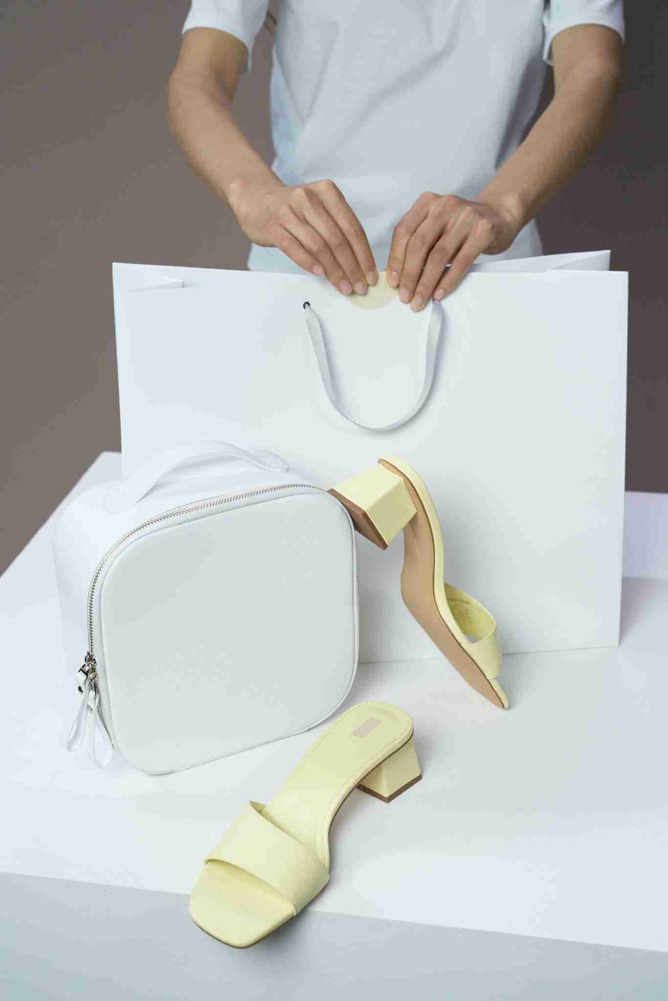 What color handbag goes with Everything? Best Color Handbag