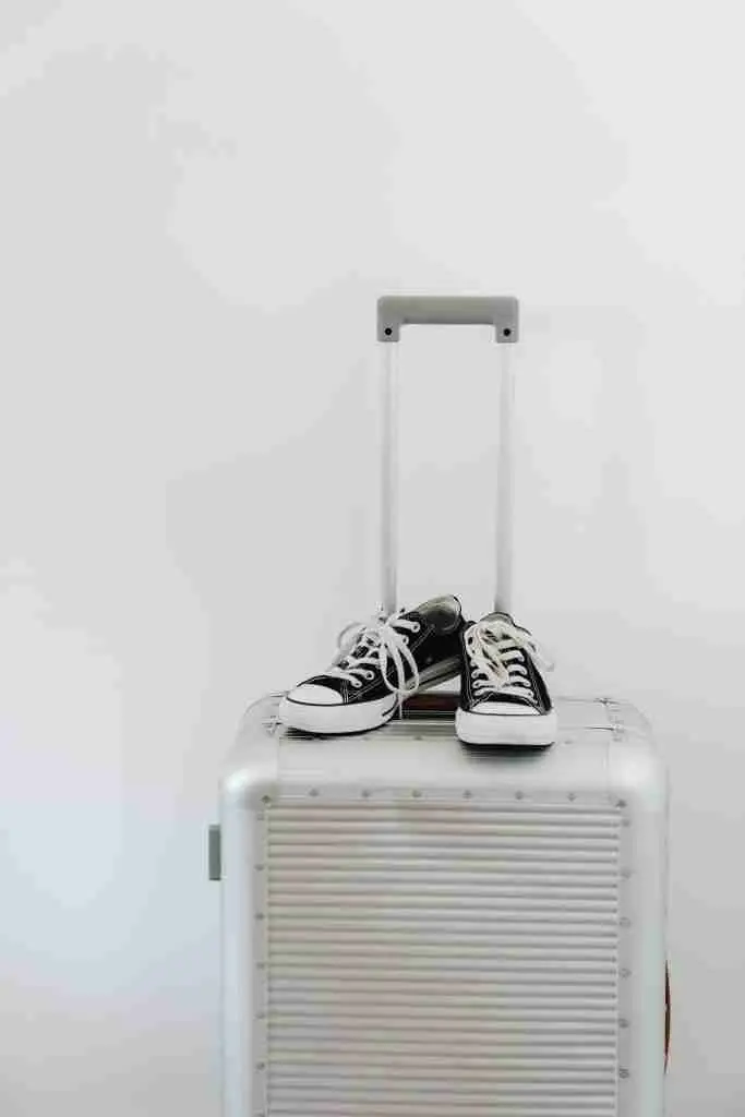 how to carry shoes while traveling