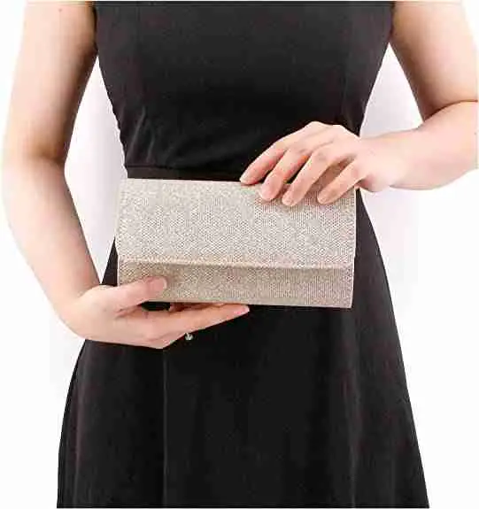 best way on how to hold a clutch bag properly