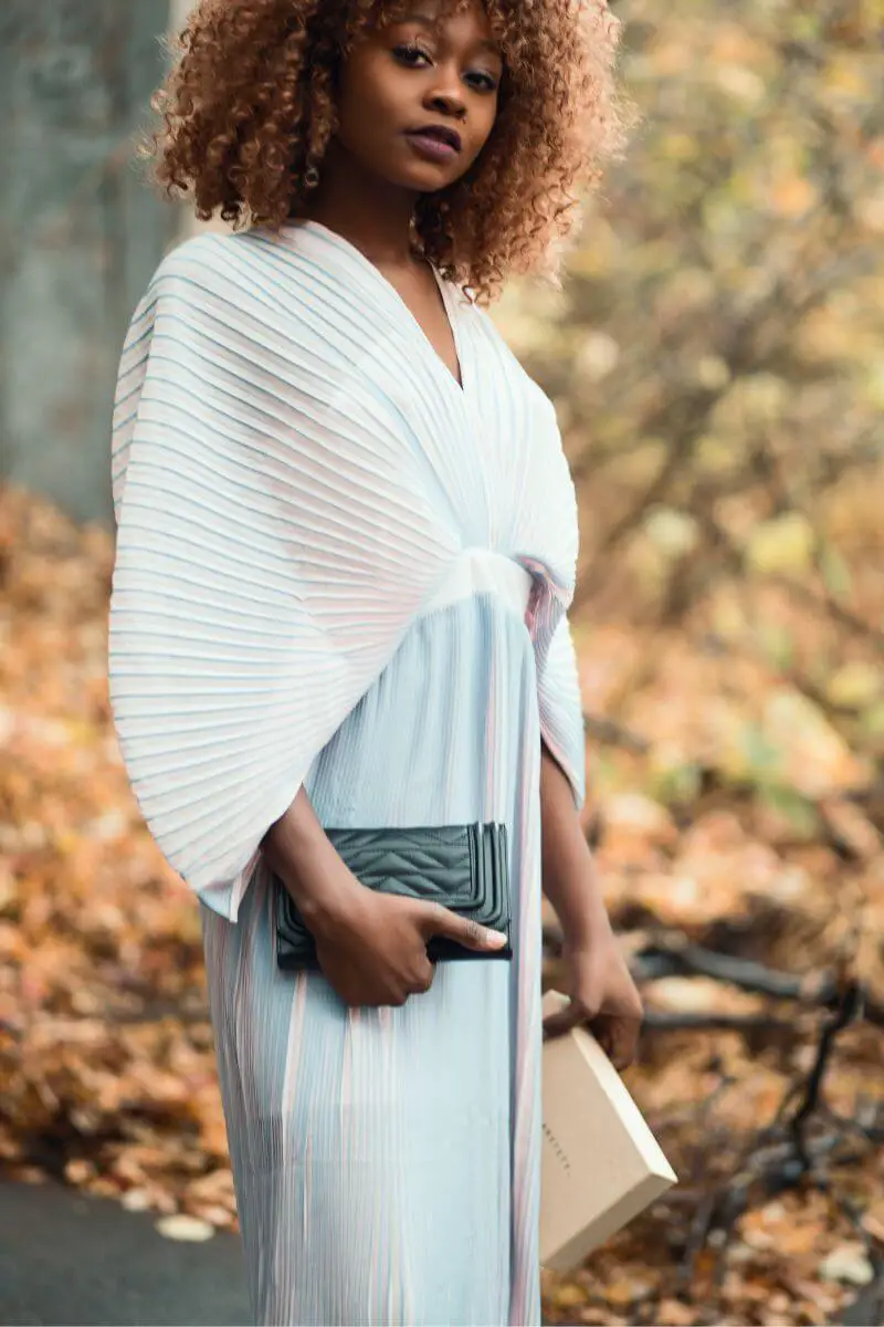 How to not carry a Purse 7 Incorrect Ways to Carry a Purse