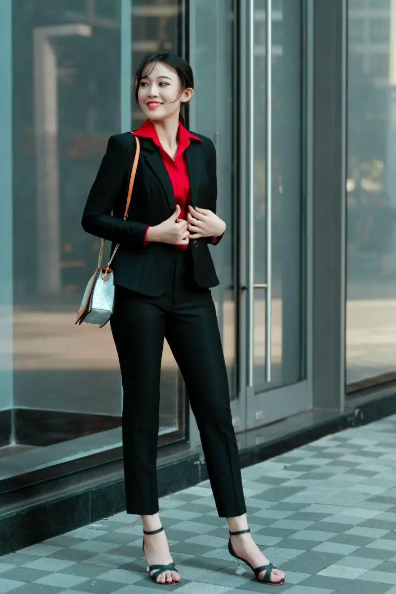 How to wear a messenger bag with a Suit 4 Standard ways