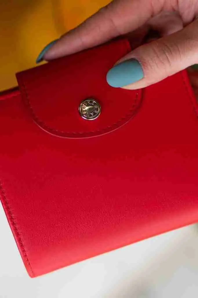 HOW MUCH MONEY TO PUT IN A WALLET GIFT 7 Giving a wallet as a gift superstition